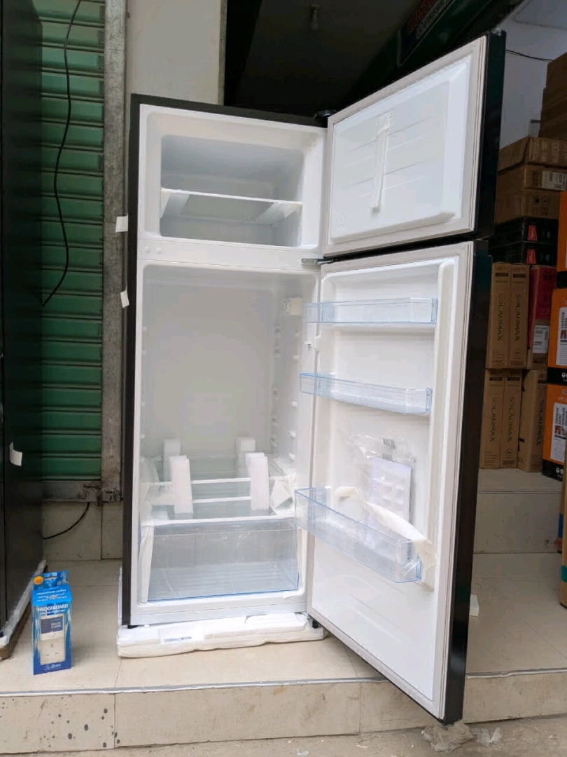 Black Hisense Two-Door Fridge 205 Liters thumbnail 4