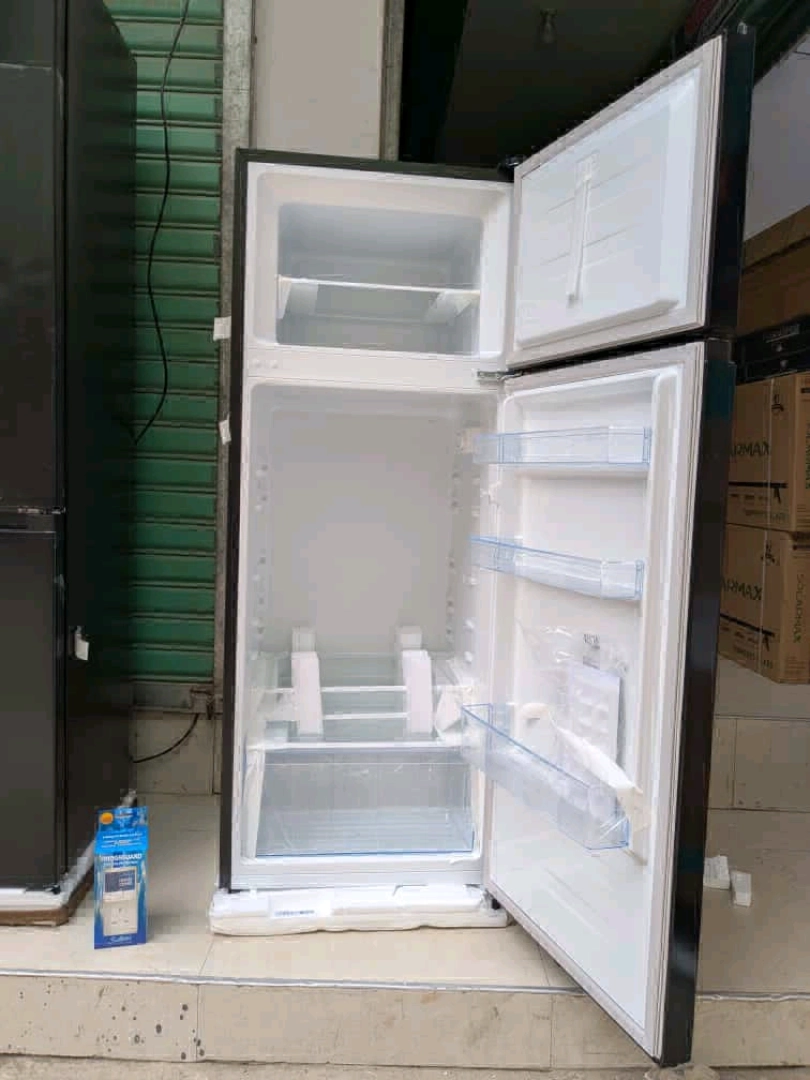 Black Hisense Two-Door Fridge 205 Liters thumbnail 5