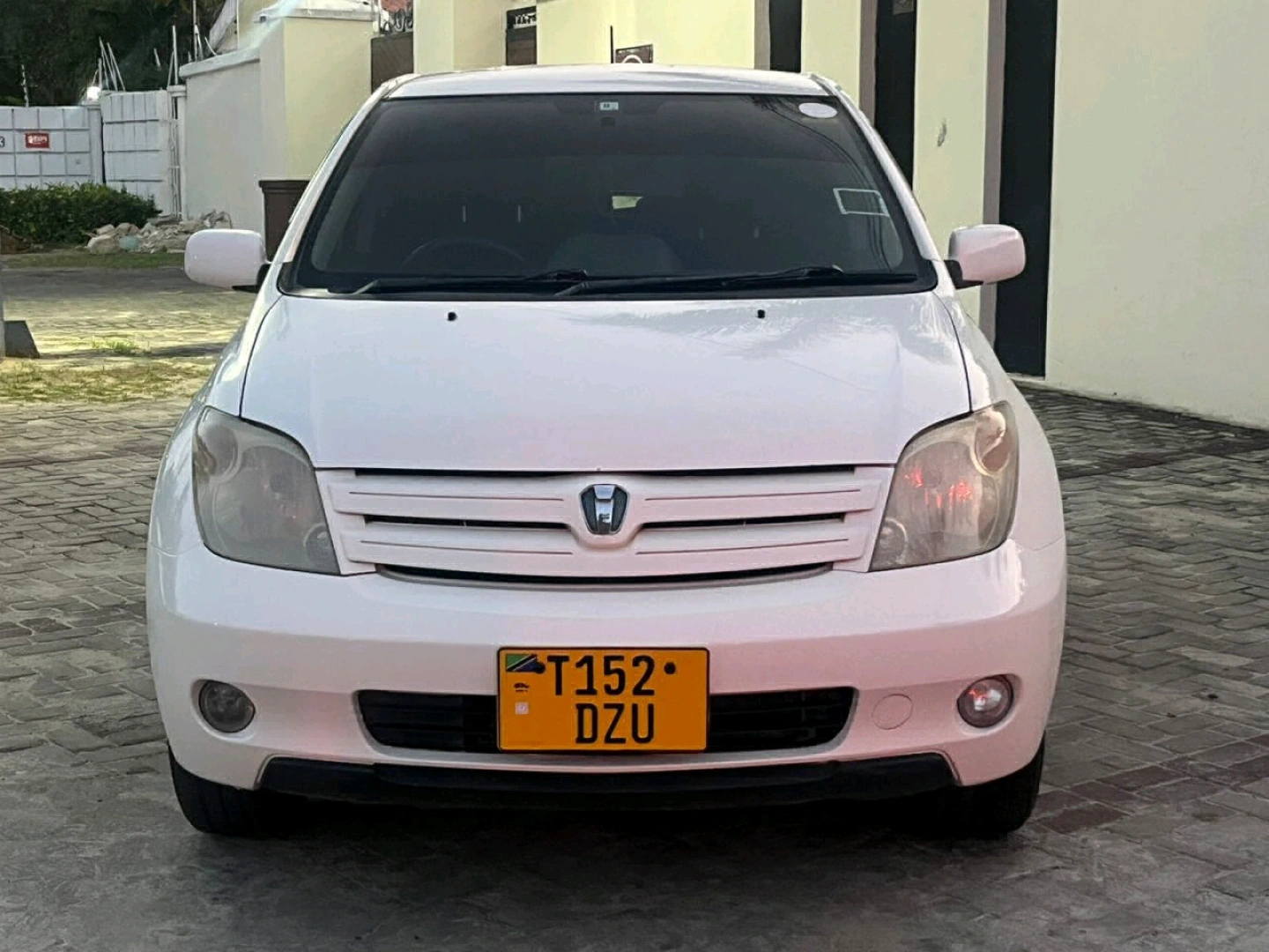 Toyota Ist 2004 White Car