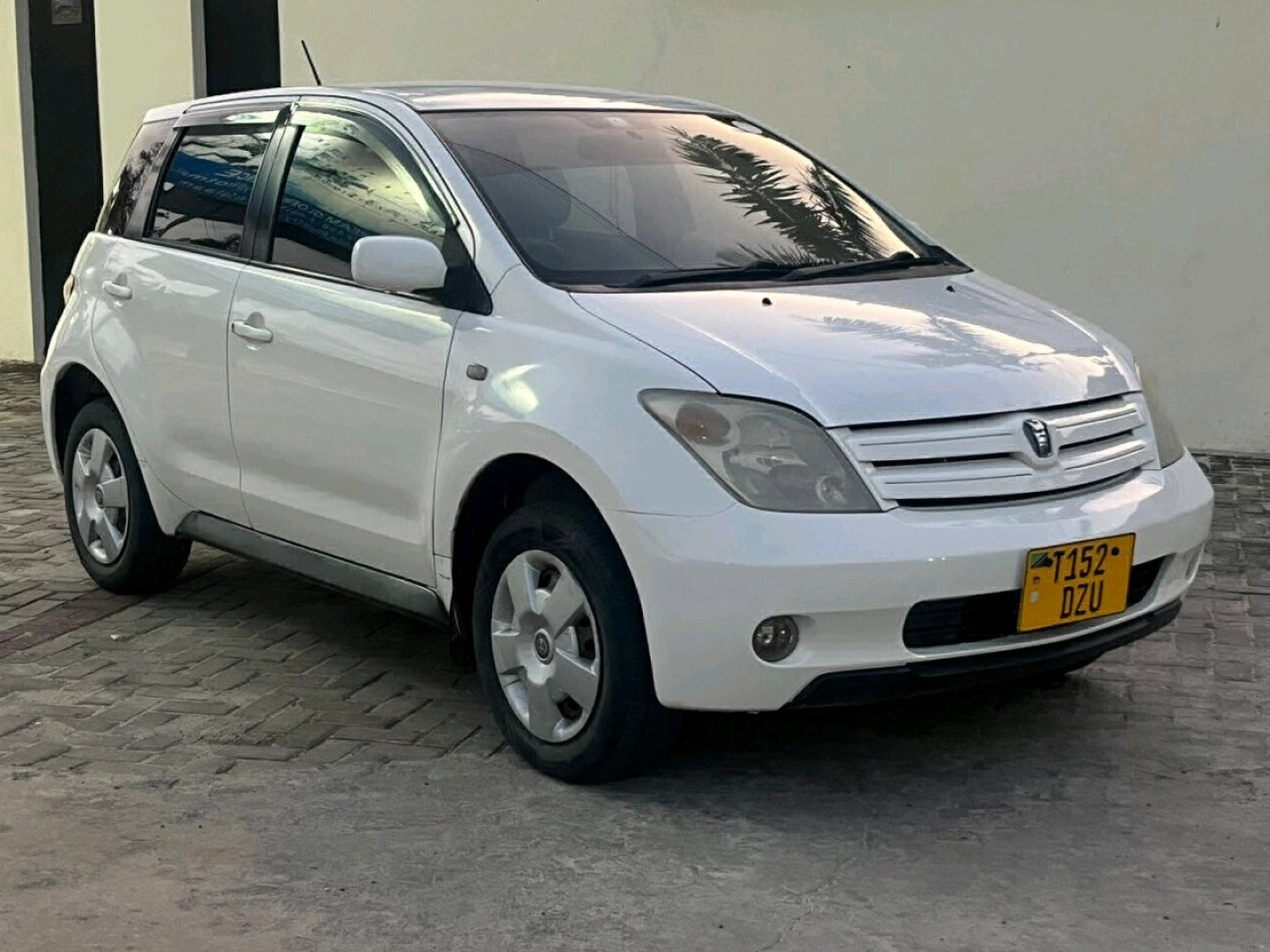 Toyota Ist 2004 White Car thumbnail 2