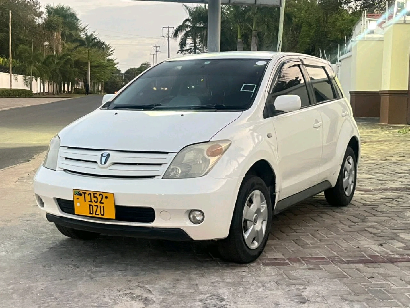 Toyota Ist 2004 White Car thumbnail 3