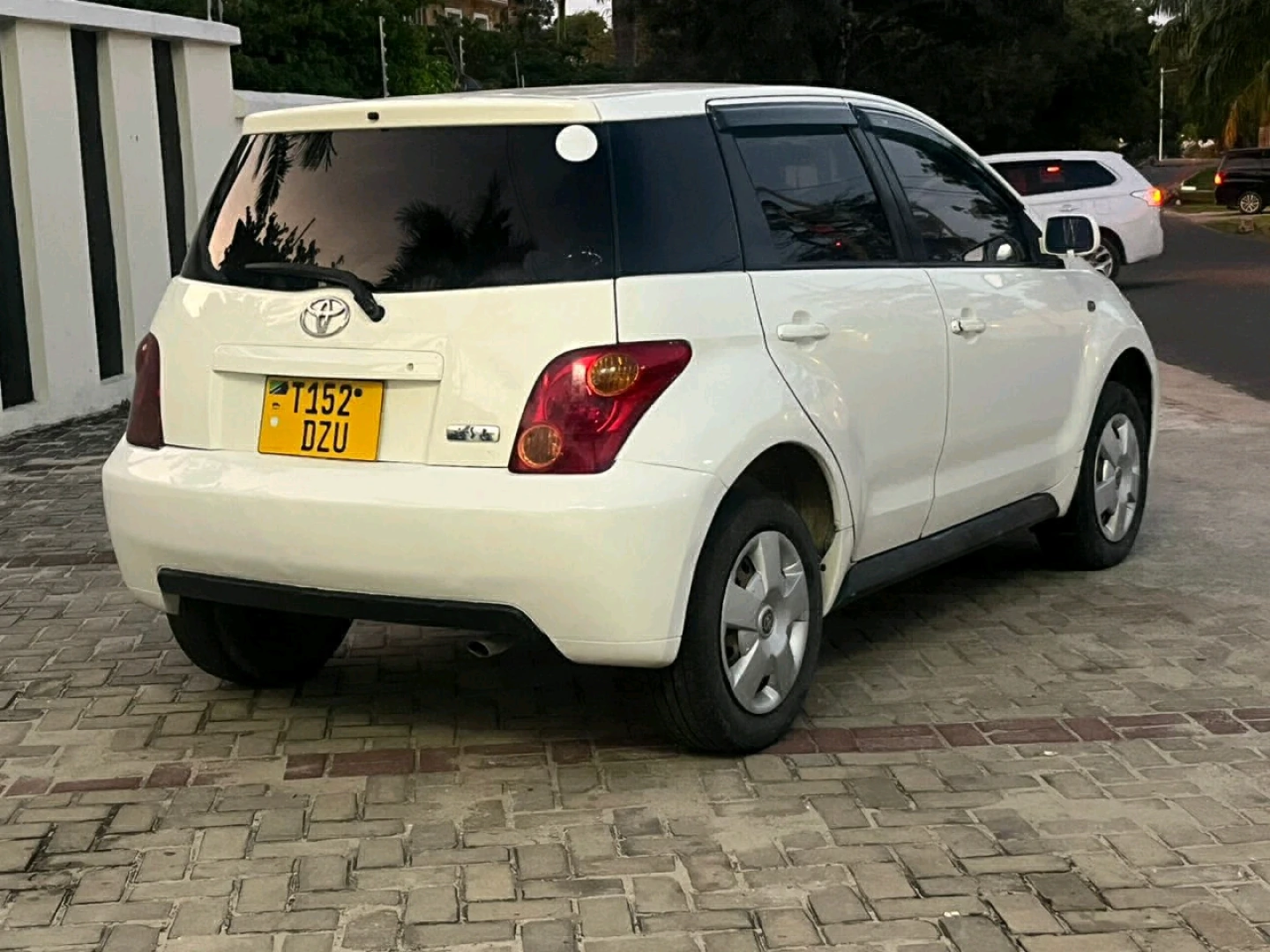 Toyota Ist 2004 White Car thumbnail 4