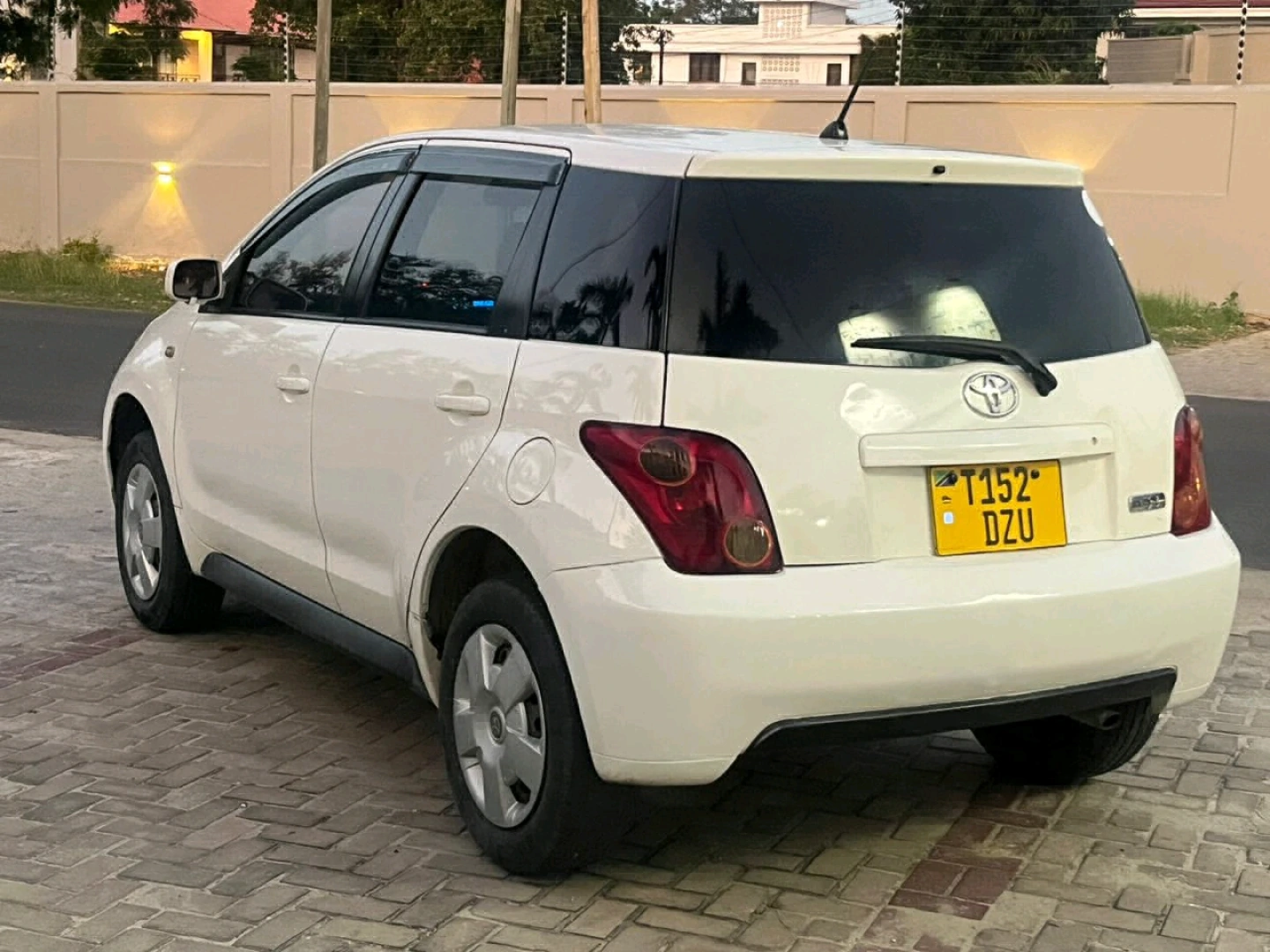 Toyota Ist 2004 White Car thumbnail 5