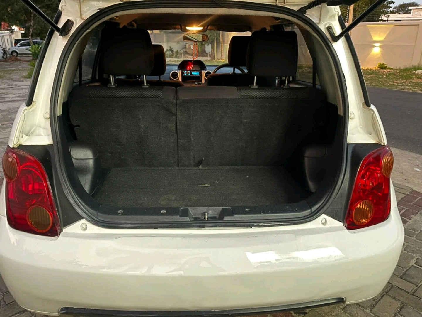 Toyota Ist 2004 White Car thumbnail 6