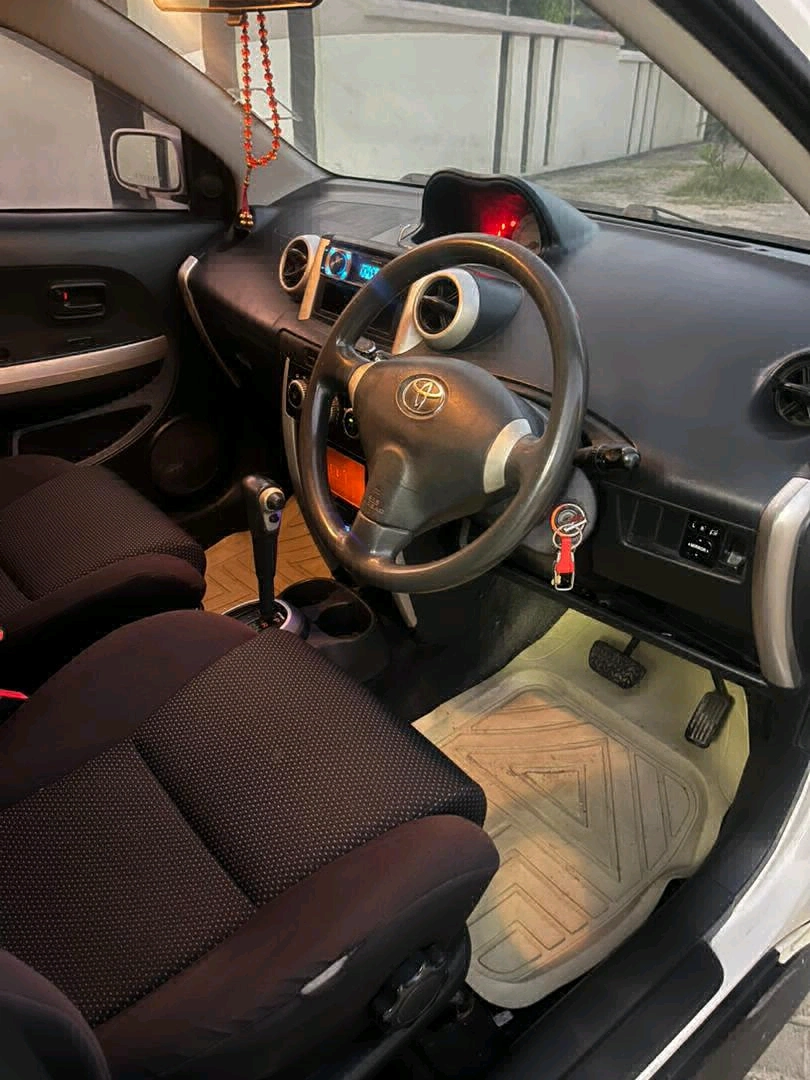 Toyota Ist 2004 White Car thumbnail 7
