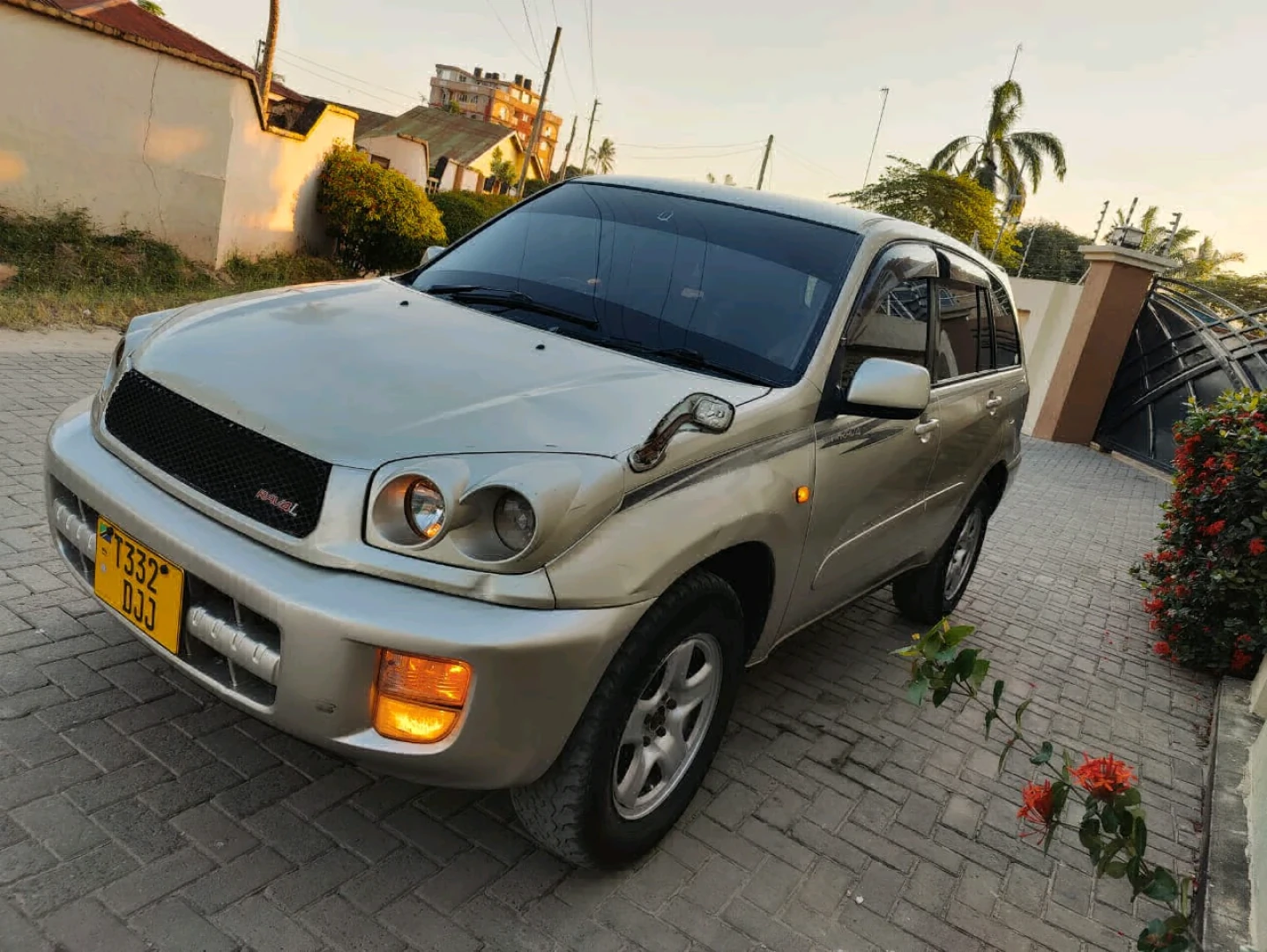 Toyota RAV4 SUV 2002 Model thumbnail 2
