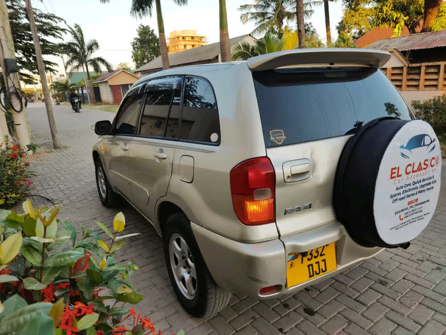 Toyota RAV4 SUV 2002 Model thumbnail 3