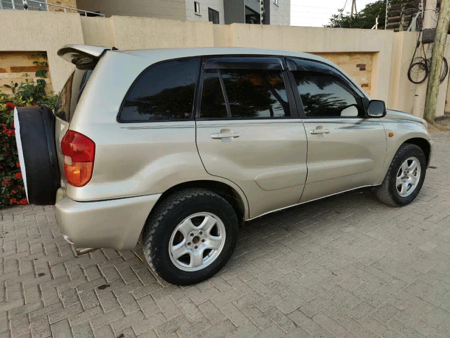 Toyota RAV4 SUV 2002 Model thumbnail 6