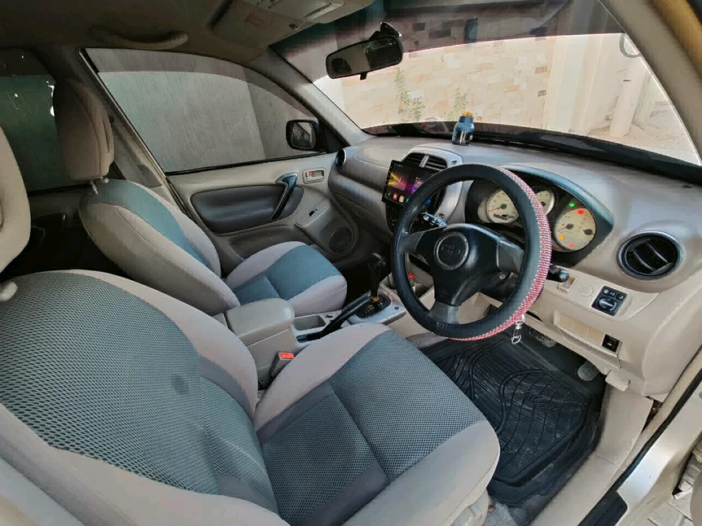 Toyota RAV4 SUV 2002 Model thumbnail 8