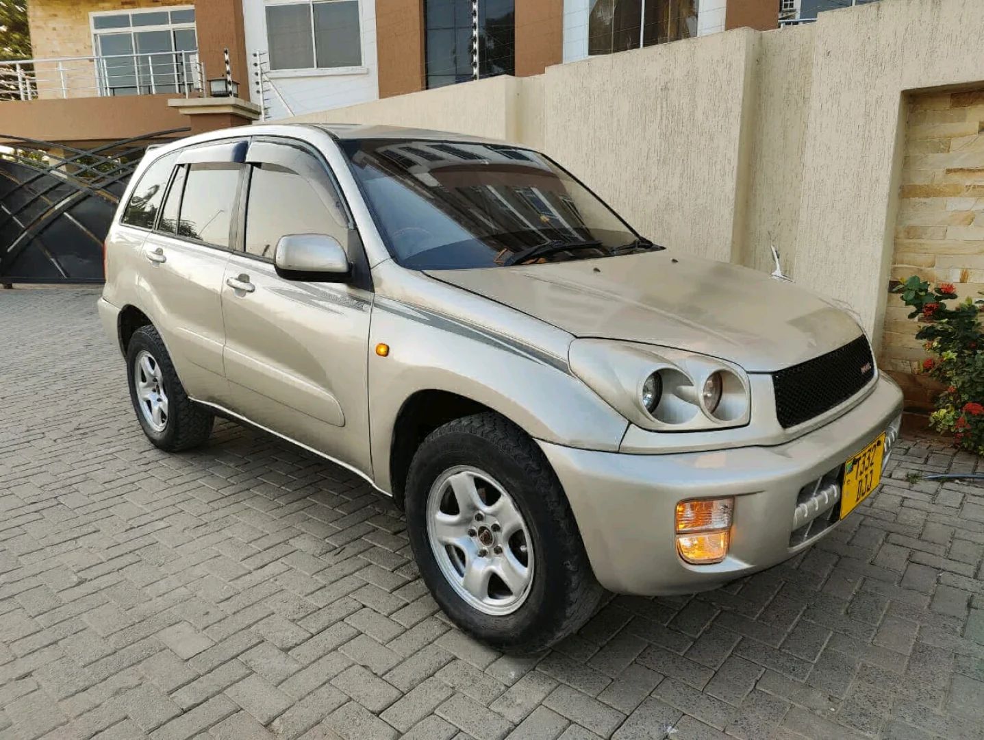 Toyota RAV4 SUV 2002 Model thumbnail 9