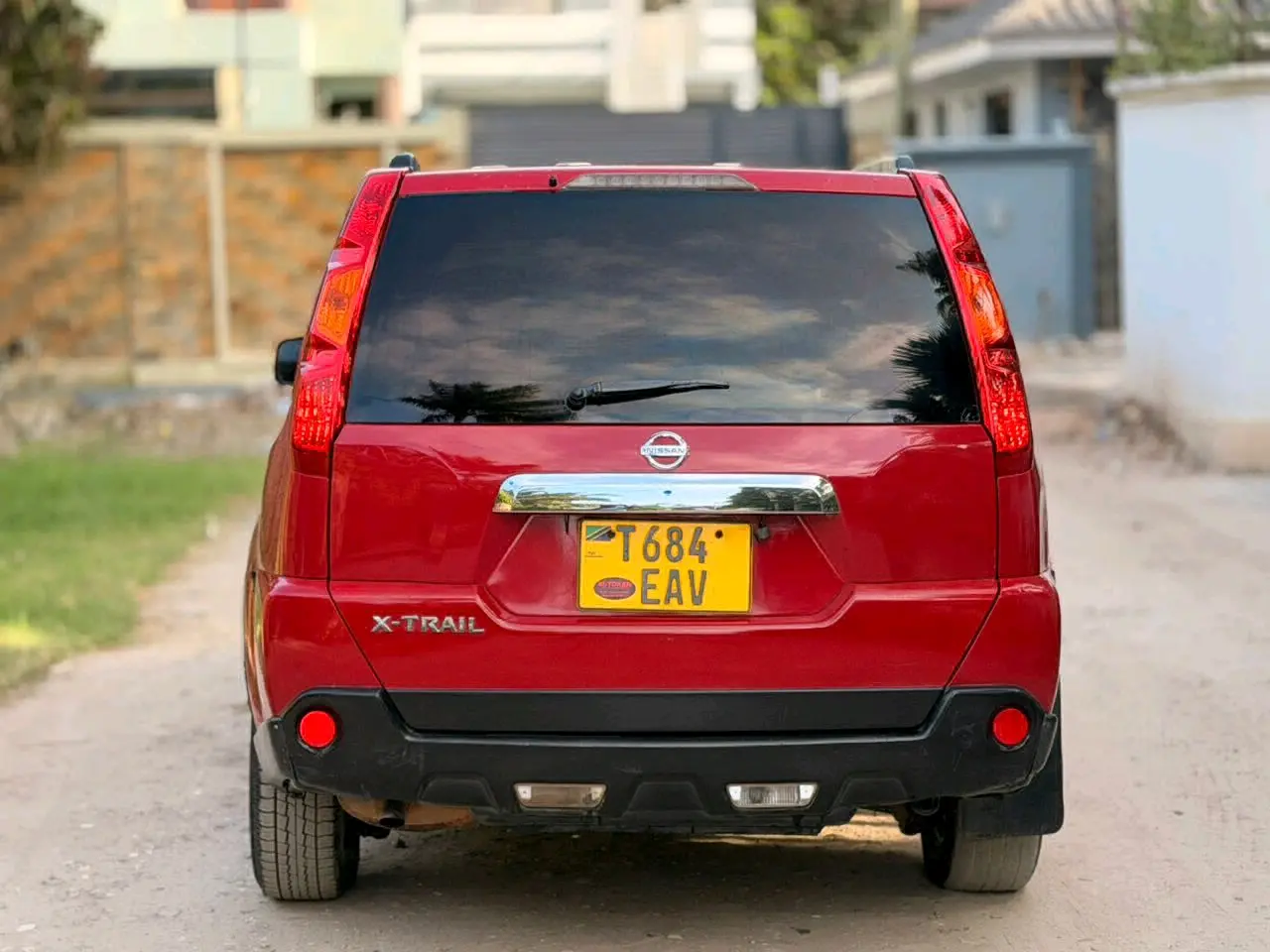 Red Nissan X-Trail 2010 Model thumbnail 2