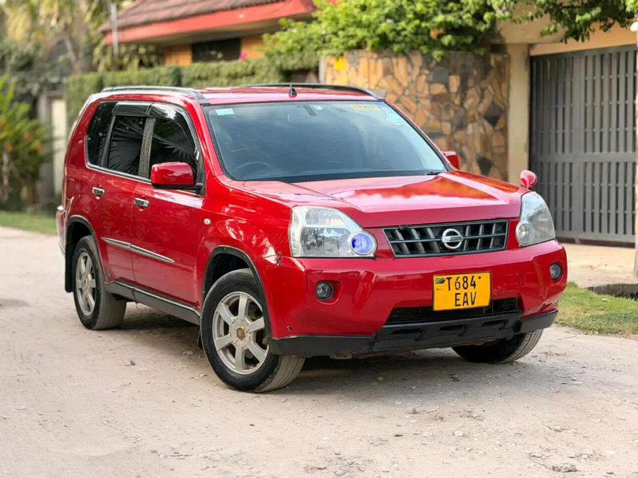Red Nissan X-Trail 2010 Model thumbnail 3