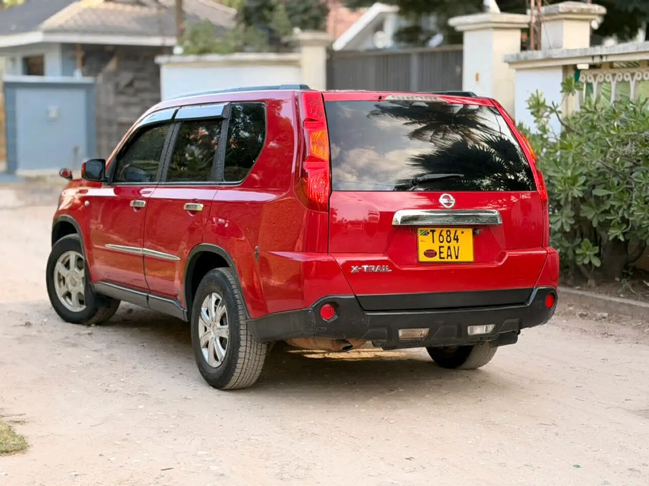 Red Nissan X-Trail 2010 Model thumbnail 5