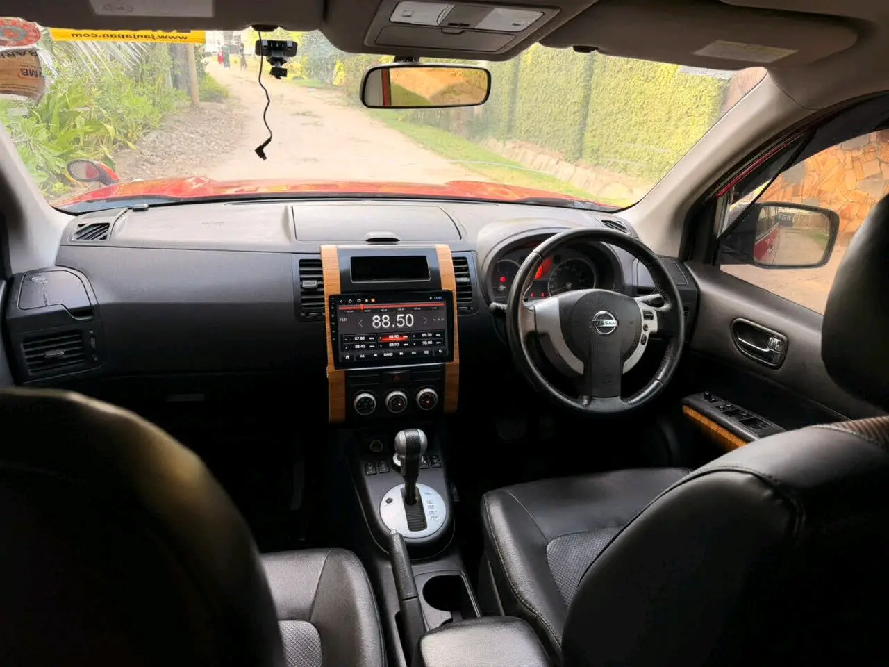 Red Nissan X-Trail 2010 Model thumbnail 9