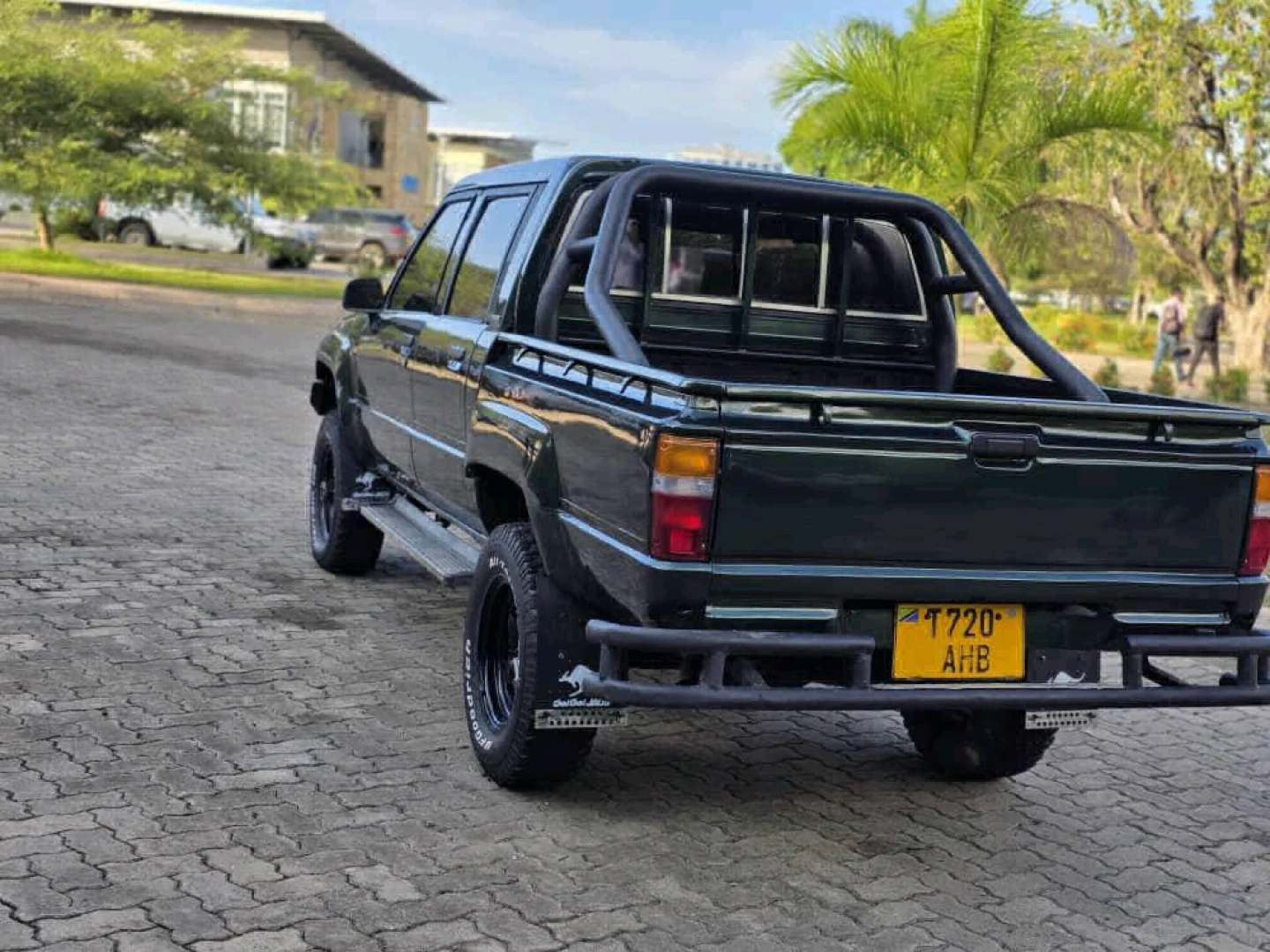 Toyota Hilux Double Cabin Pickup Truck (Green) thumbnail 2