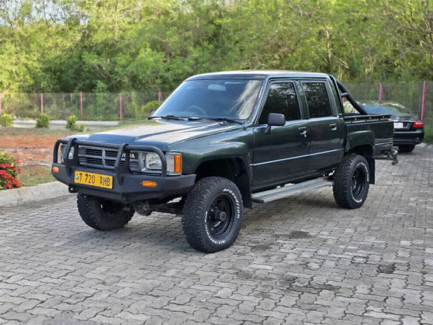 Toyota Hilux Double Cabin Pickup Truck (Green) thumbnail 6