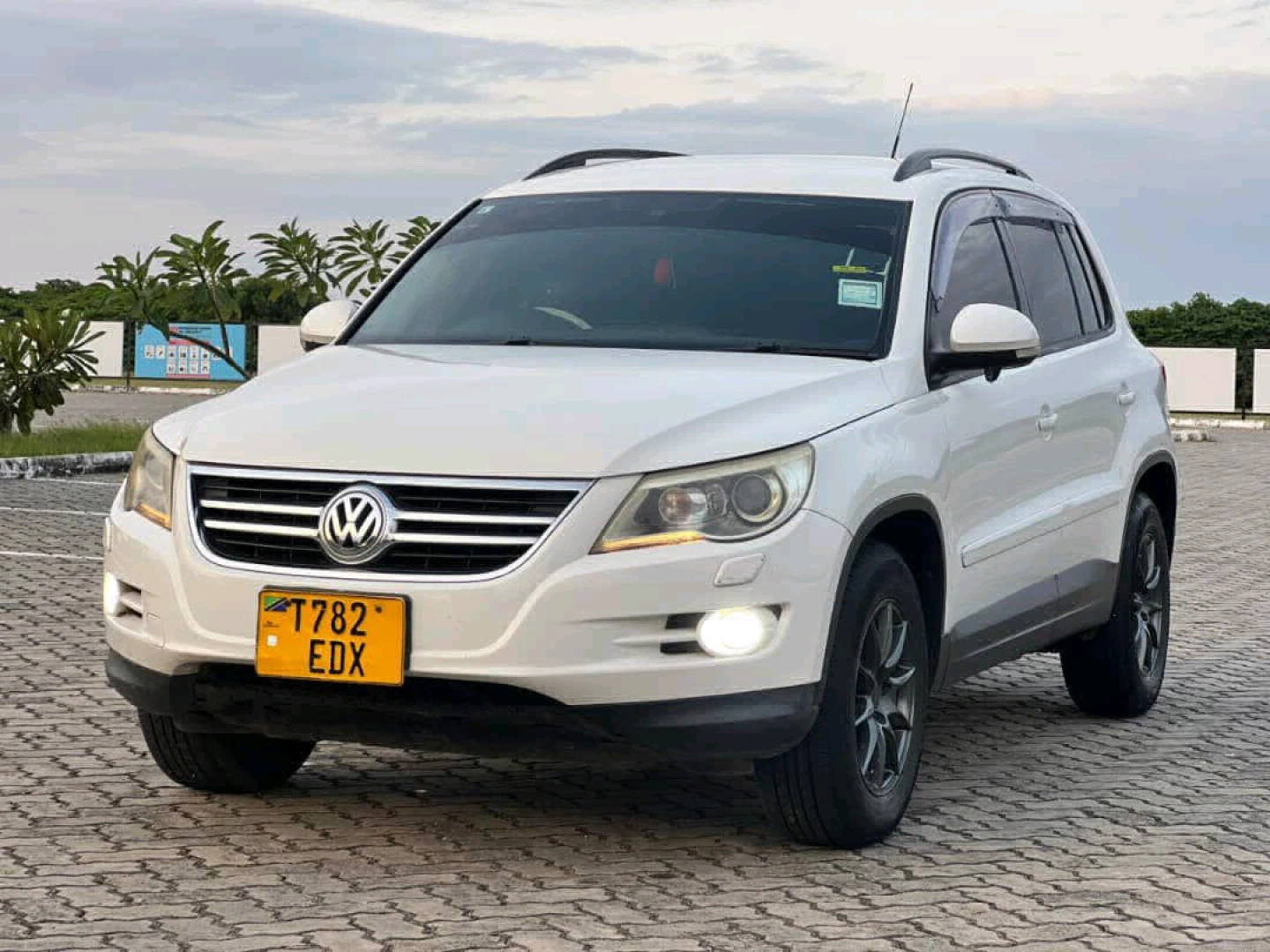 Volkswagen Tiguan SUV 2011 Low Mileage thumbnail 2