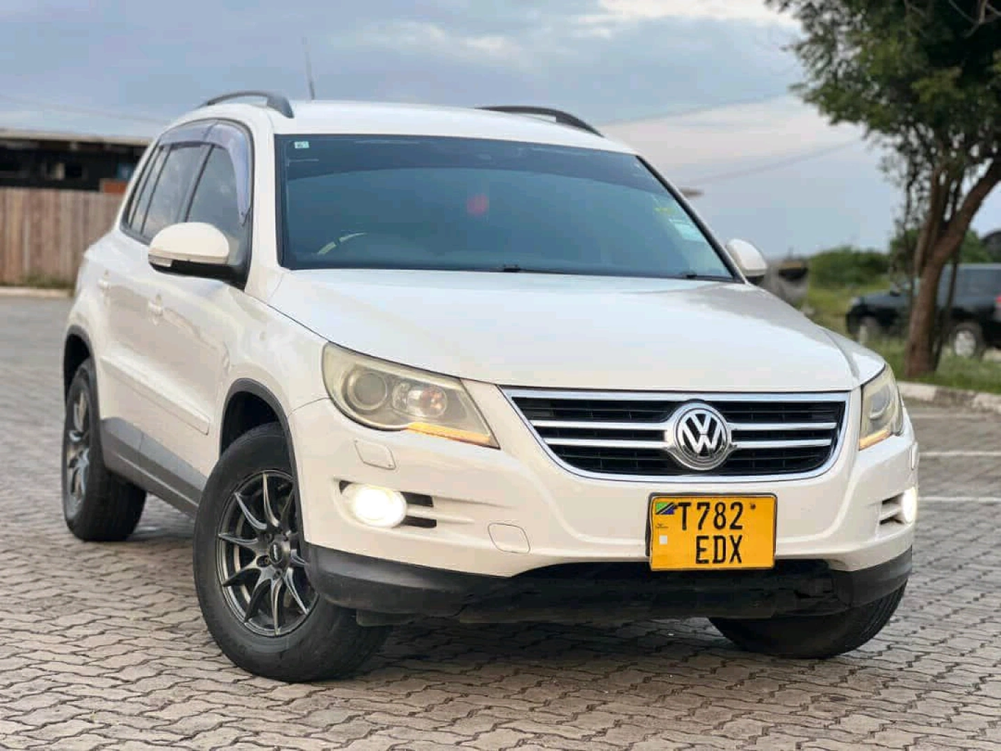 Volkswagen Tiguan SUV 2011 Low Mileage thumbnail 3