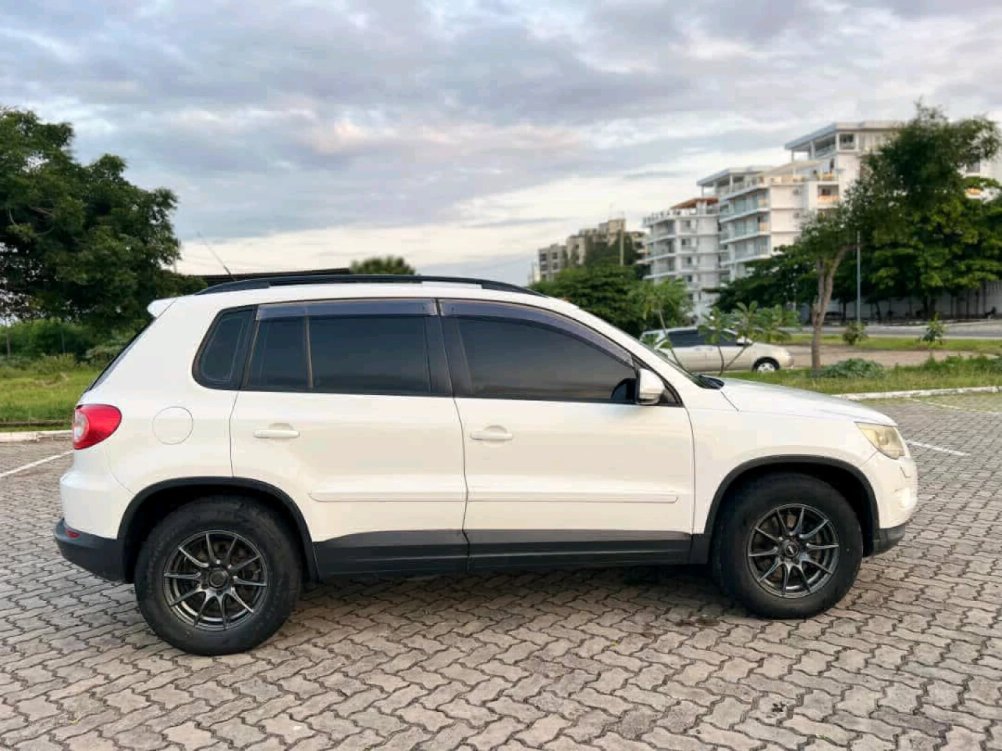Volkswagen Tiguan SUV 2011 Low Mileage thumbnail 4