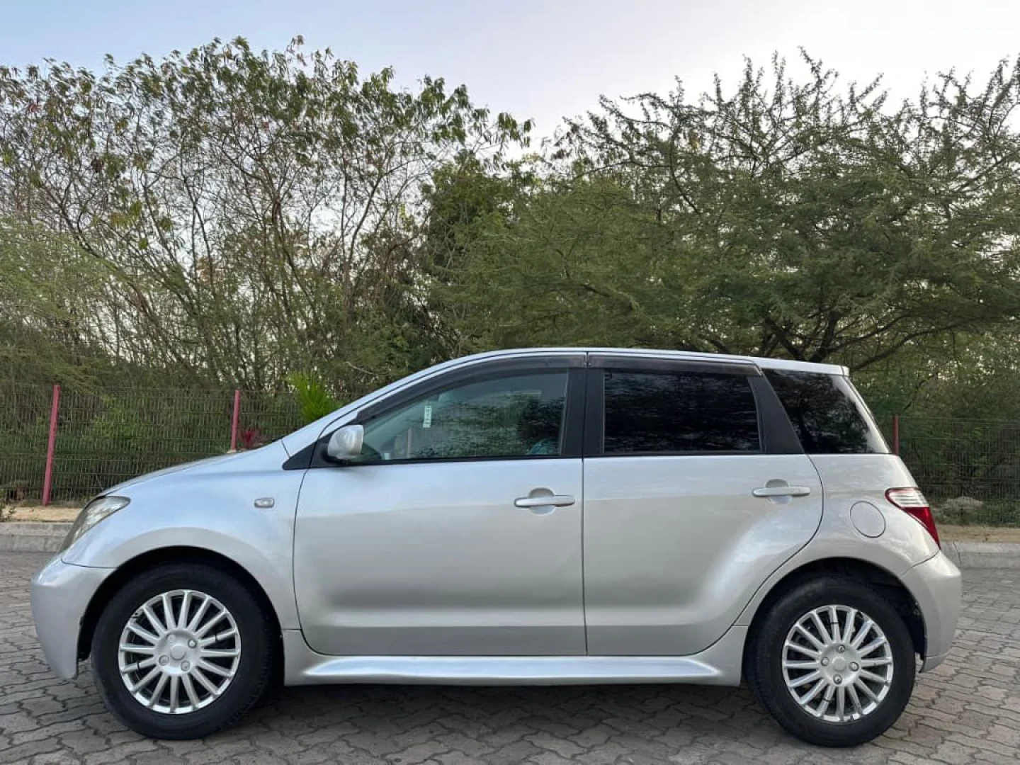Toyota Ist Hatchback for Sale (Reg No. DUL) thumbnail 4