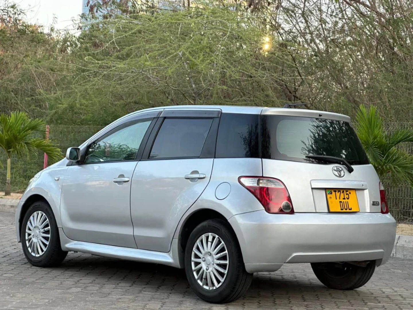 Toyota Ist Hatchback for Sale (Reg No. DUL) thumbnail 5