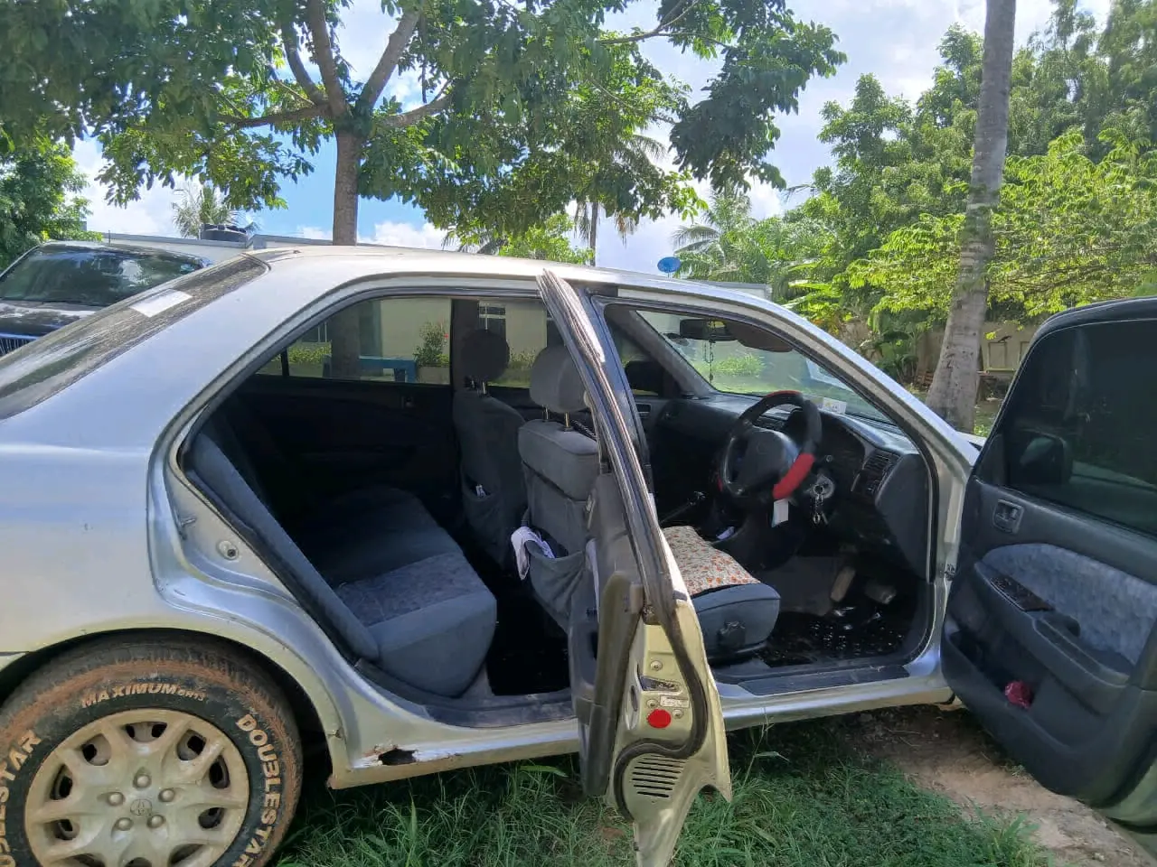 Toyota Carina Sedan - Silver thumbnail 4