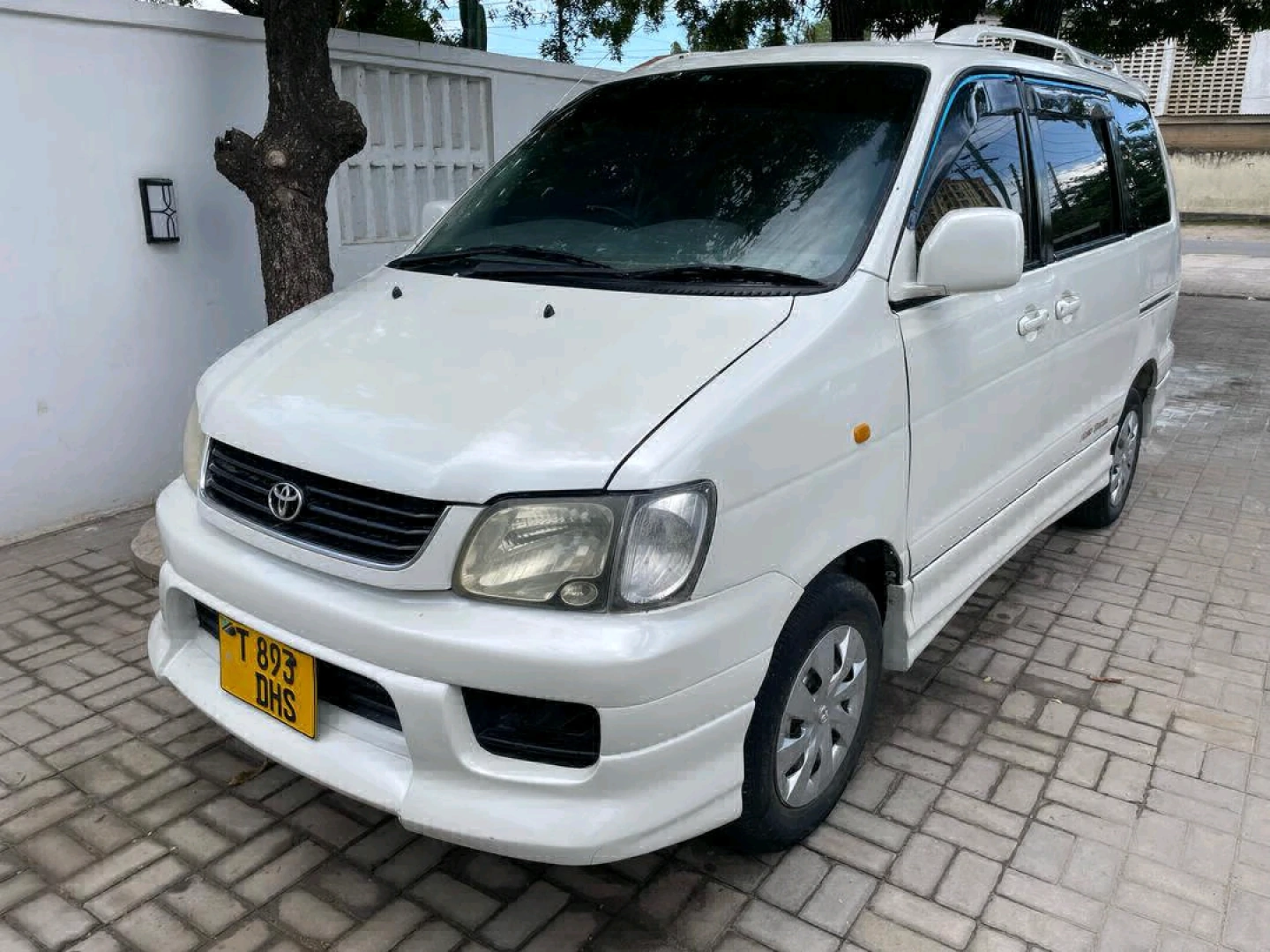 Toyota Noah Road Tour 2001 Automatic thumbnail 2