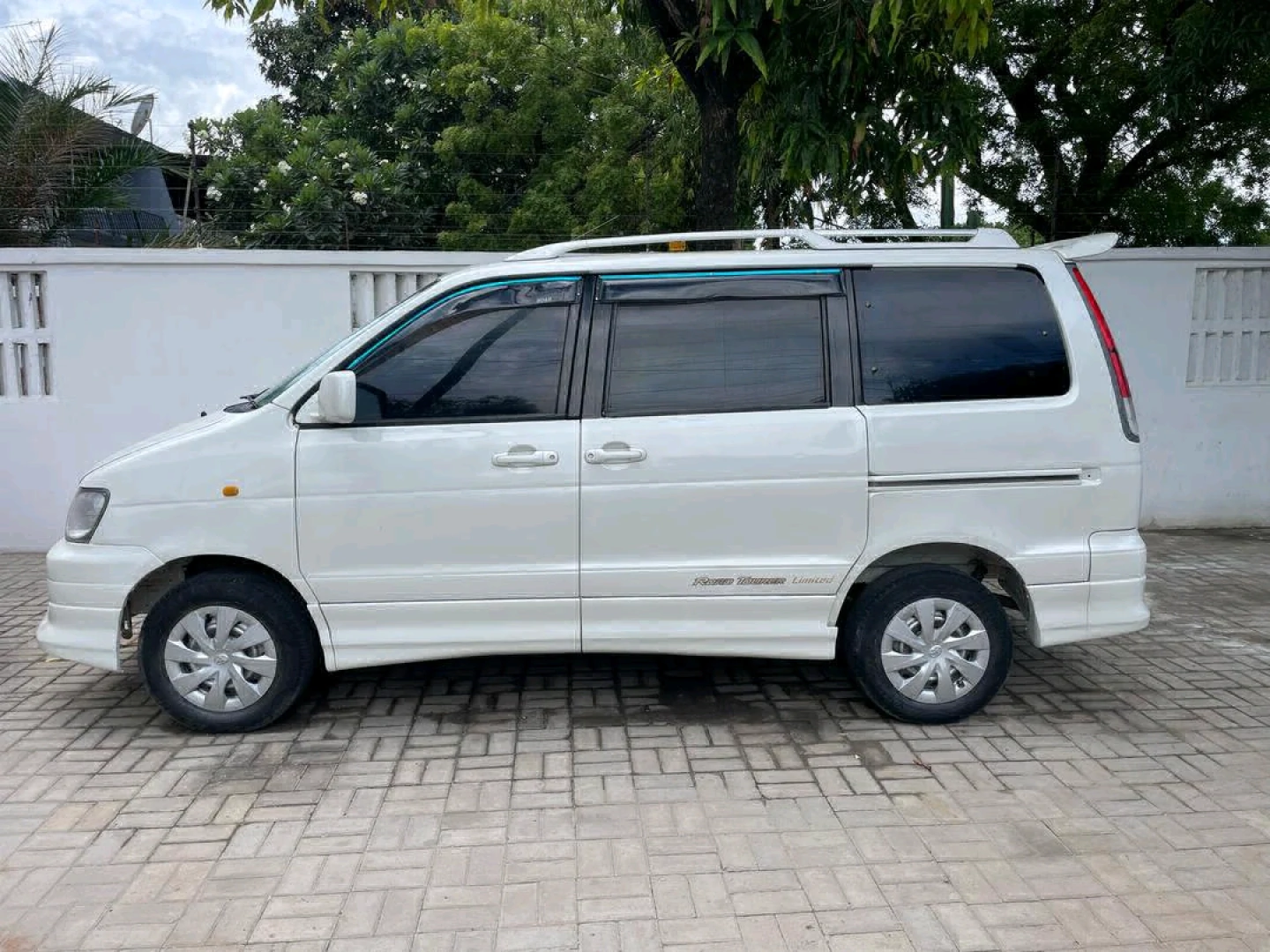 Toyota Noah Road Tour 2001 Automatic thumbnail 4