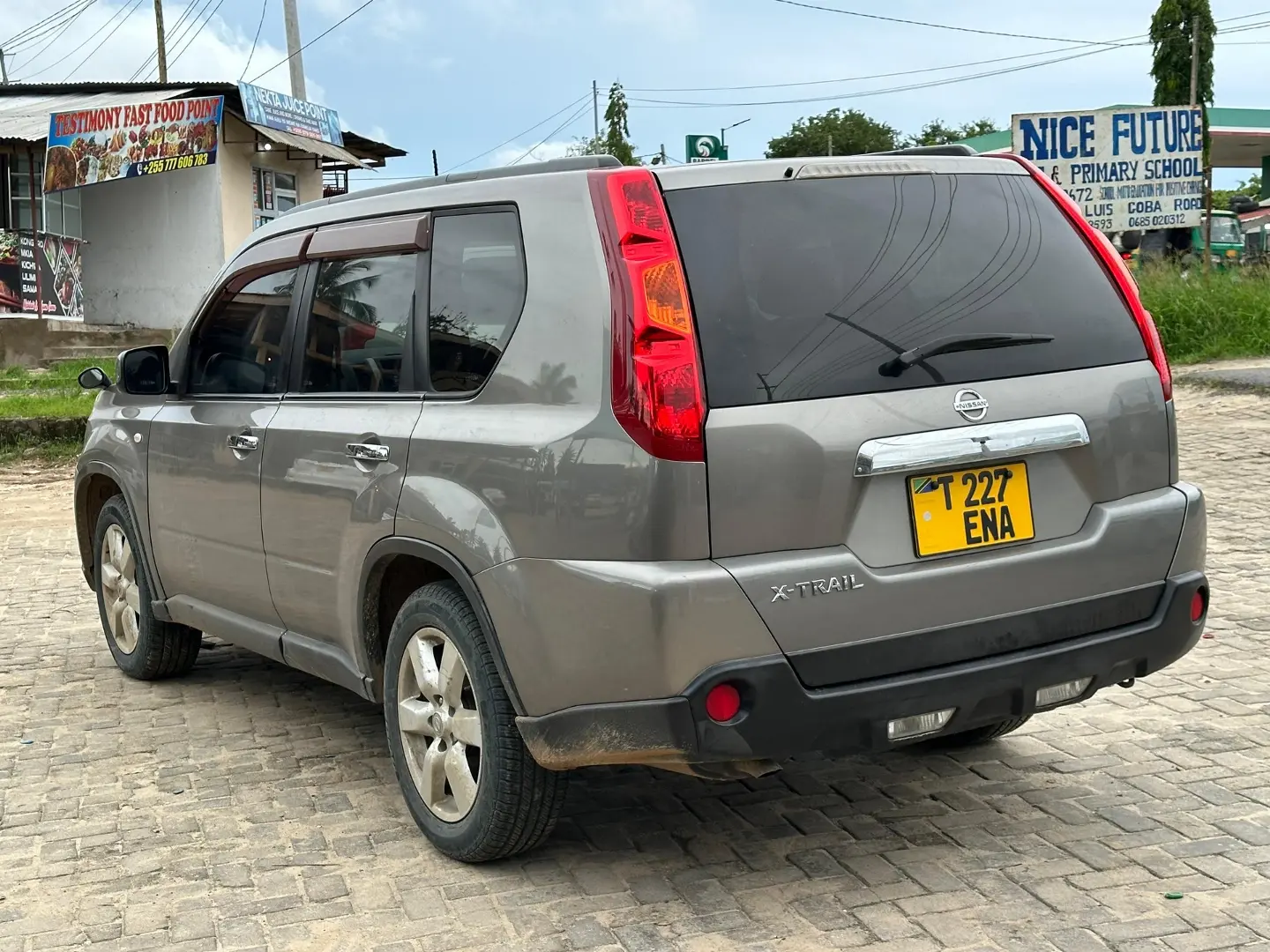 Used Nissan X-Trail 2010 Grey thumbnail 2