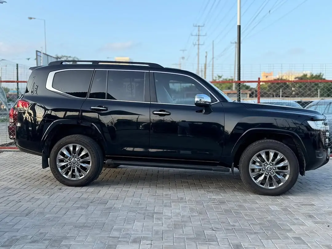 2024 Toyota Land Cruiser VX R 3.3L Diesel thumbnail 3