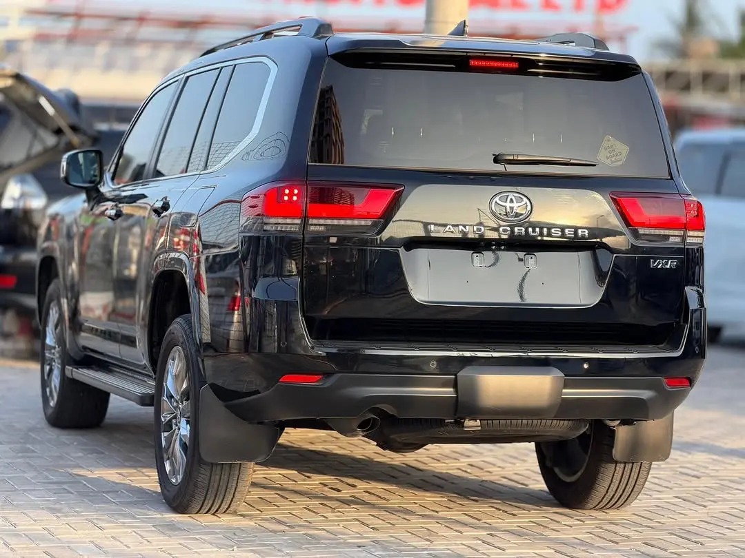 2024 Toyota Land Cruiser VX R 3.3L Diesel thumbnail 7