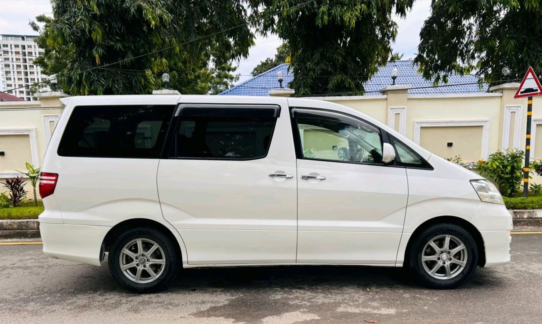 Toyota Alphard 2006 Automatic Minivan thumbnail 3