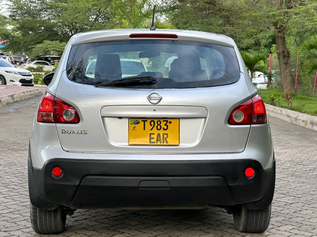 Silver Nissan Dualis EAR thumbnail 2