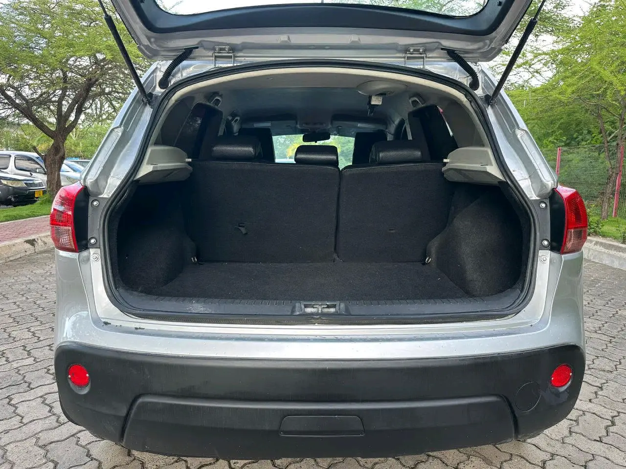 Silver Nissan Dualis EAR thumbnail 4