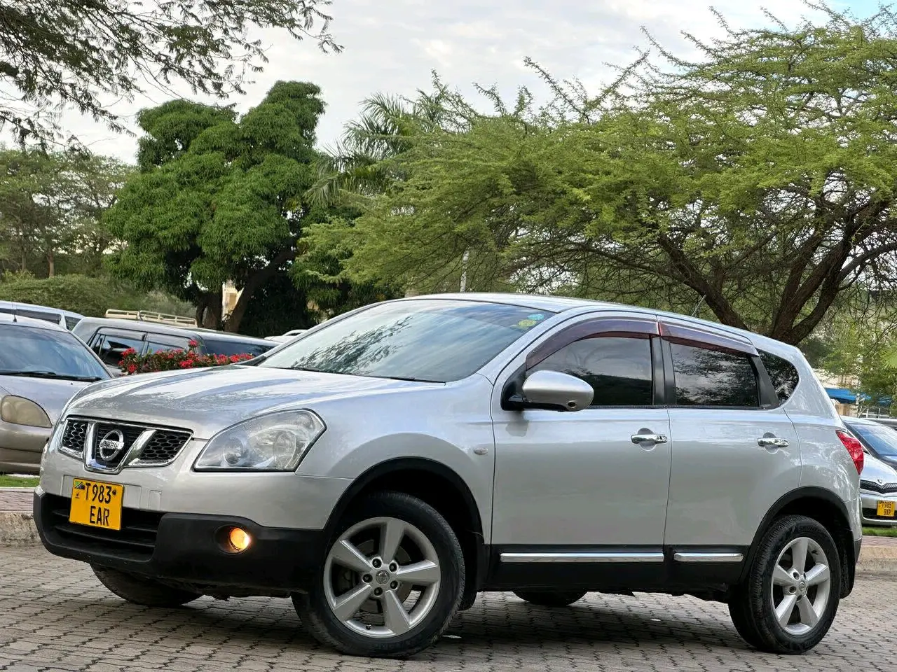 Silver Nissan Dualis EAR thumbnail 6