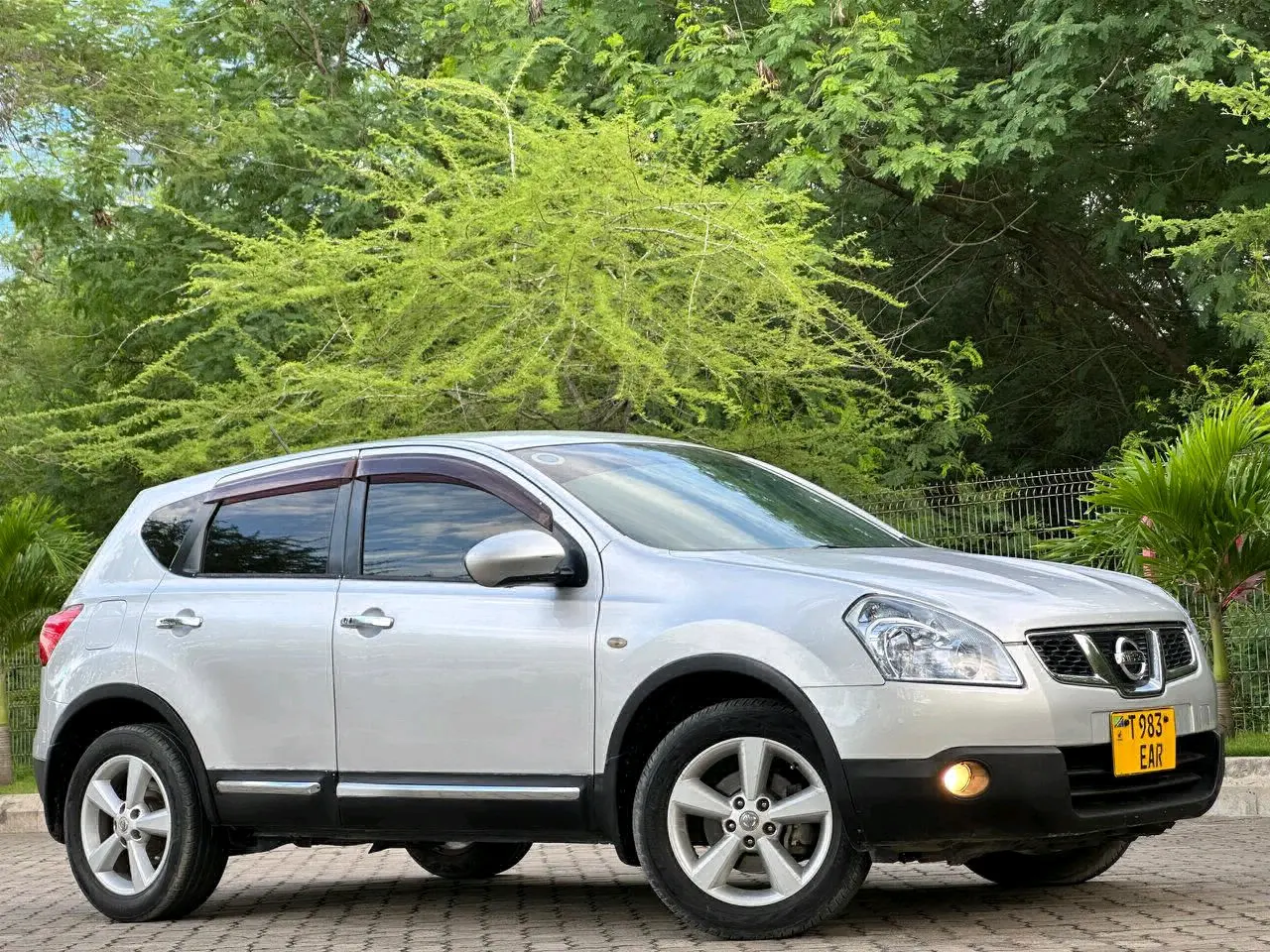 Silver Nissan Dualis EAR thumbnail 7