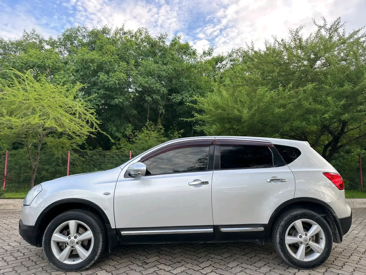Silver Nissan Dualis EAR thumbnail 8