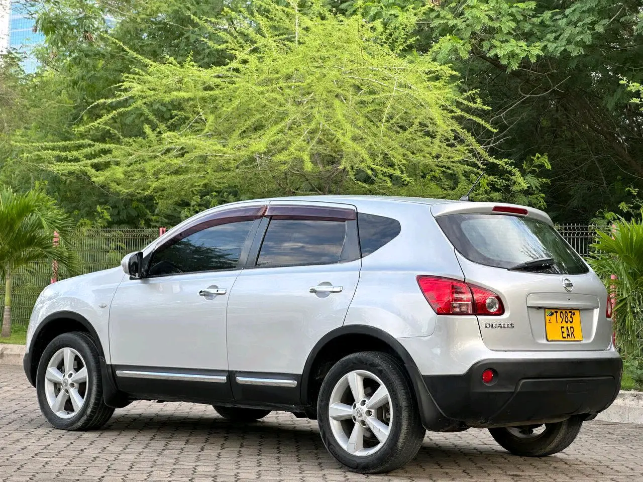 Silver Nissan Dualis EAR thumbnail 9