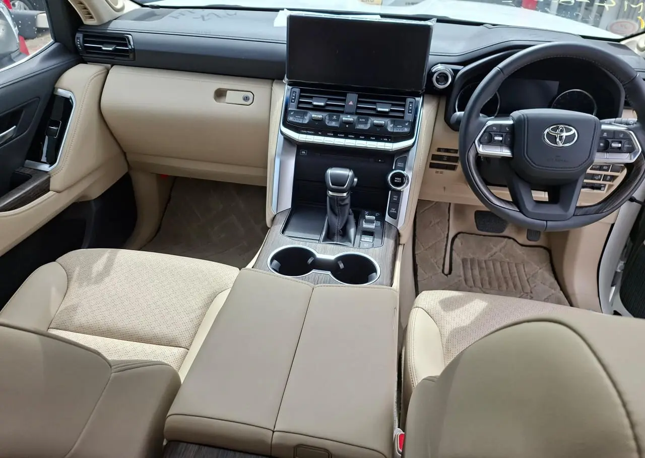 Toyota Land Cruiser 300 Series ZX 2024 thumbnail 3