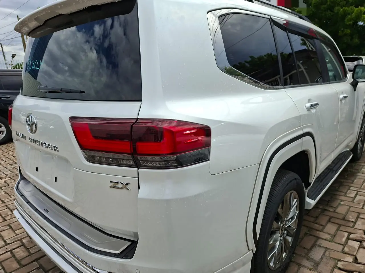 Toyota Land Cruiser 300 Series ZX 2024 thumbnail 4