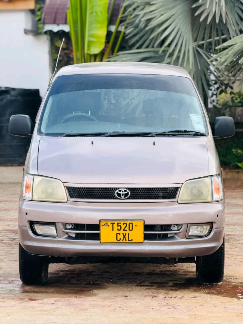 Toyota Noah SR50 CXL Van