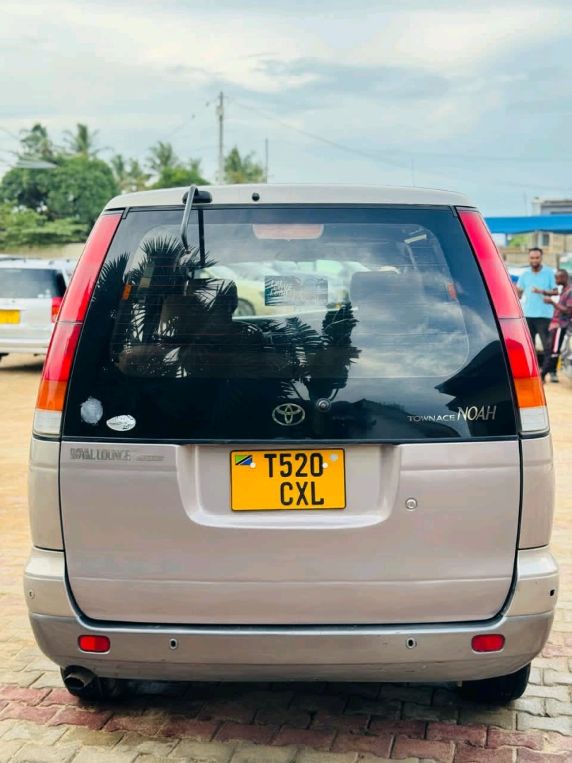 Toyota Noah SR50 CXL Van thumbnail 2