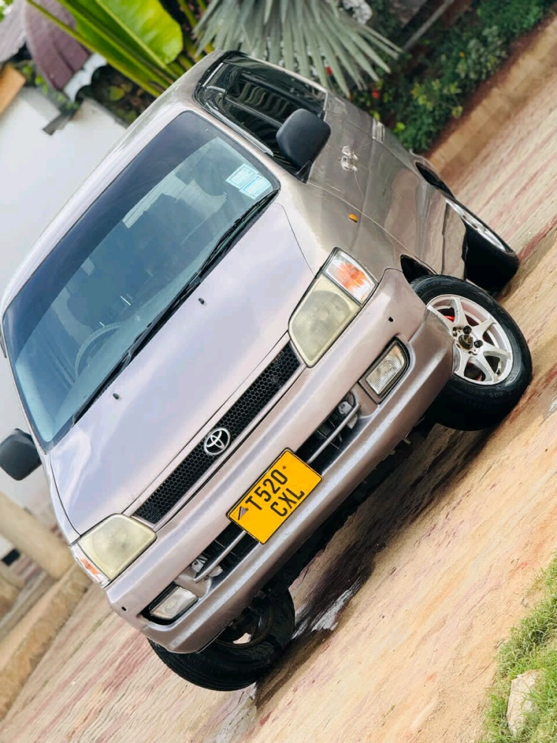 Toyota Noah SR50 CXL Van thumbnail 3