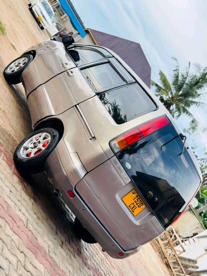 Toyota Noah SR50 CXL Van thumbnail 5