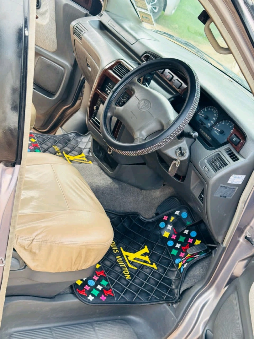 Toyota Noah SR50 CXL Van thumbnail 9