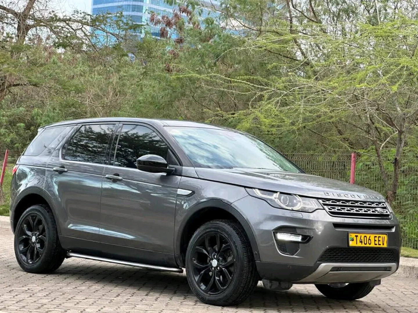 Land Rover Discovery Sport 2015 (7 Seater) thumbnail 2