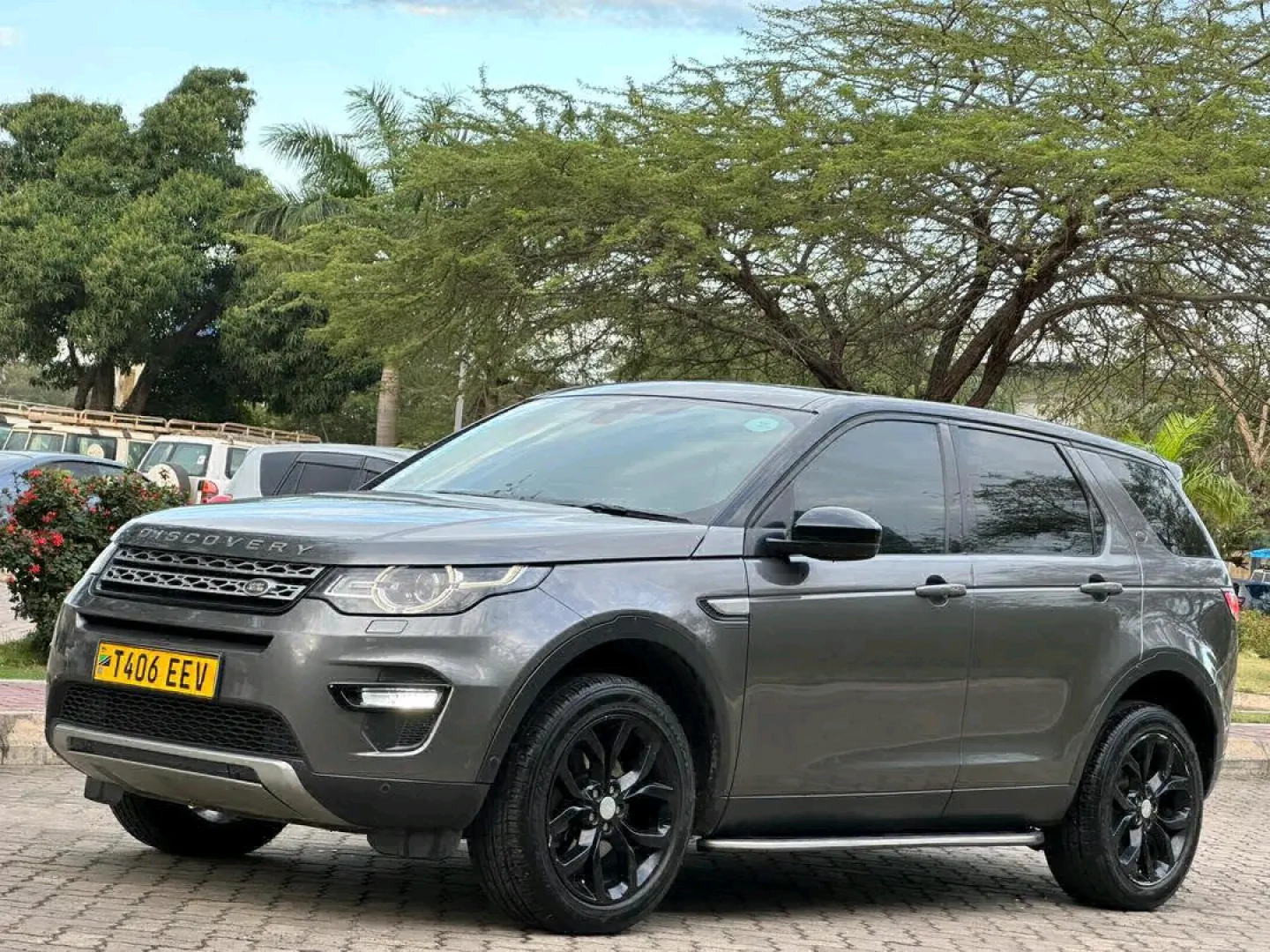 Land Rover Discovery Sport 2015 (7 Seater) thumbnail 3