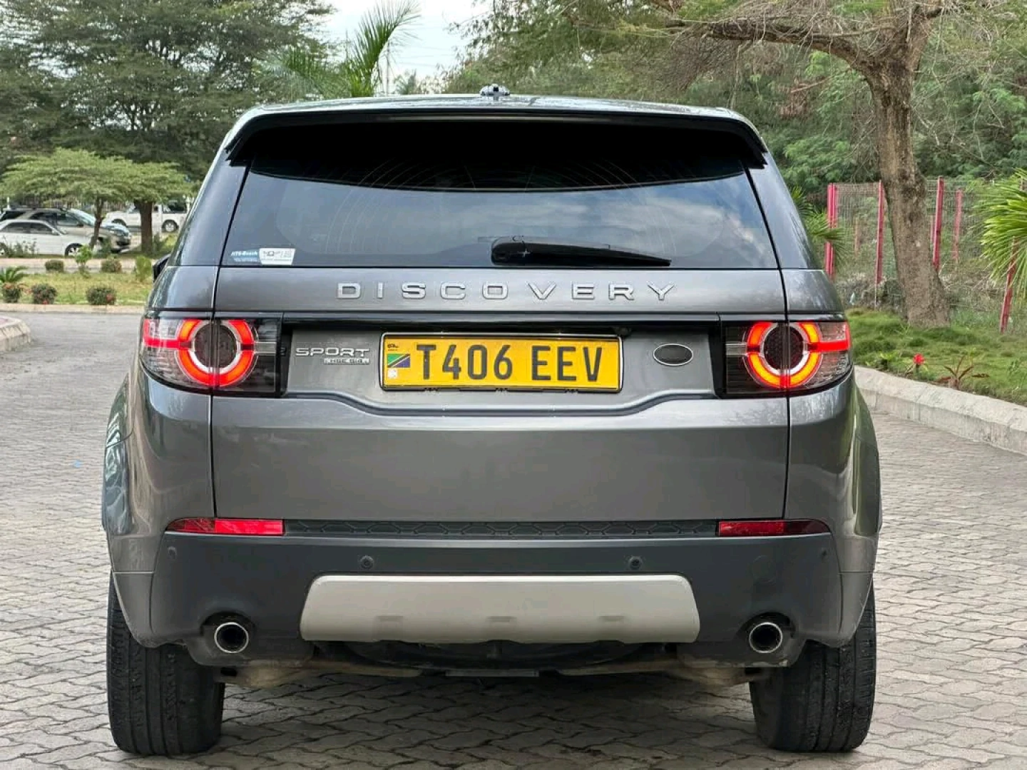 Land Rover Discovery Sport 2015 (7 Seater) thumbnail 4