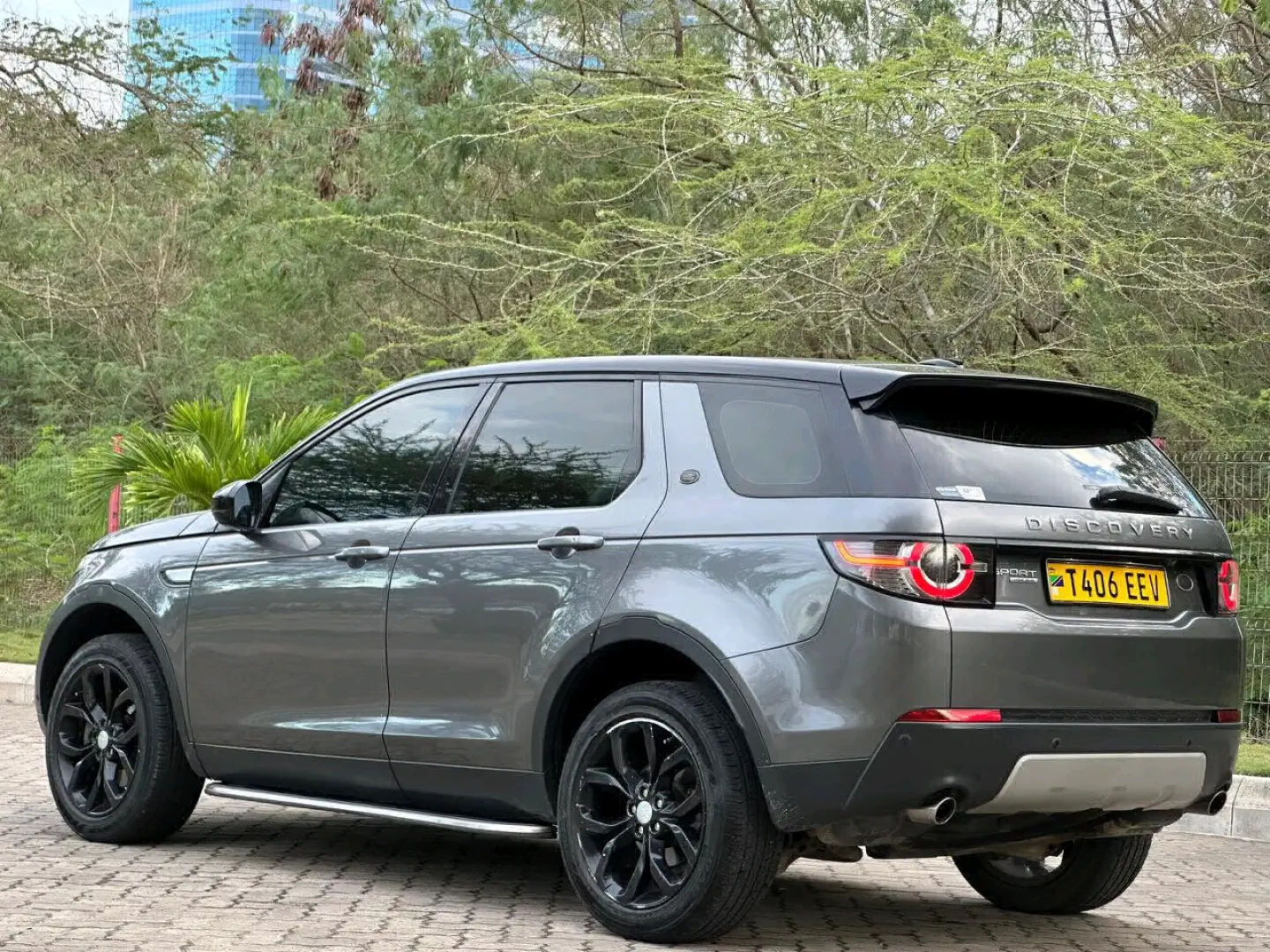 Land Rover Discovery Sport 2015 (7 Seater) thumbnail 5
