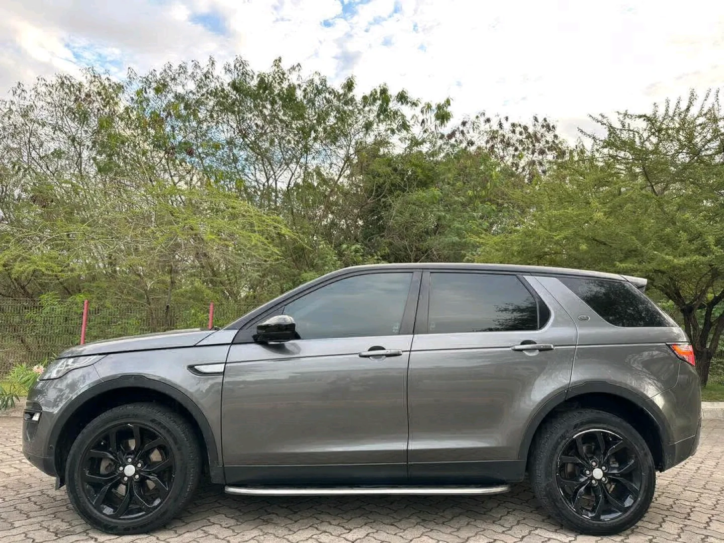 Land Rover Discovery Sport 2015 (7 Seater) thumbnail 6
